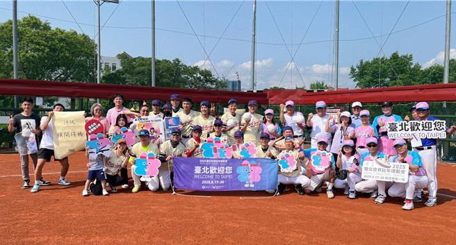 由北市府各局處首長成軍的「Team Taipei」與北市議員領軍的「人民公僕」慢速壘球隊，進行友誼賽。（雙北世界壯年運動執行辦公室提供）