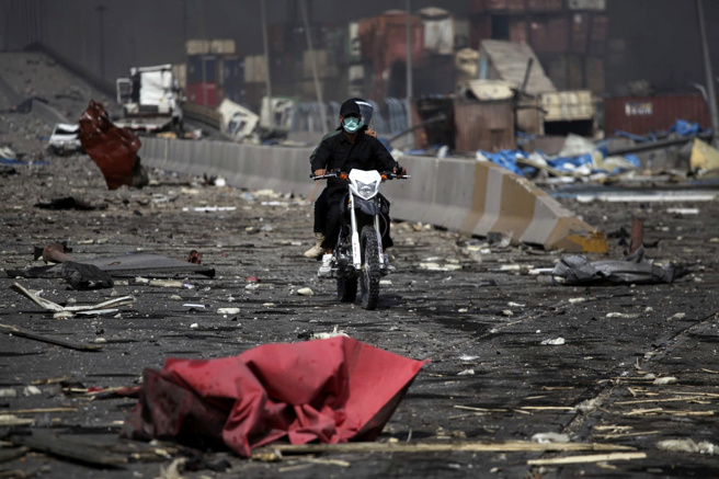 畫面為伊朗最大商業港口沙希德拉賈伊（Shahid Rajaee）26日大爆炸後，現場殘骸四散。（美聯社）