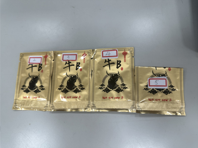 警方在房間內發現的毒品咖啡包，跟女子主動繳出的K他命。（翻攝畫面）