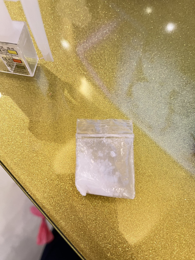 警方在房間內發現的毒品咖啡包，跟女子主動繳出的K他命。（翻攝畫面）