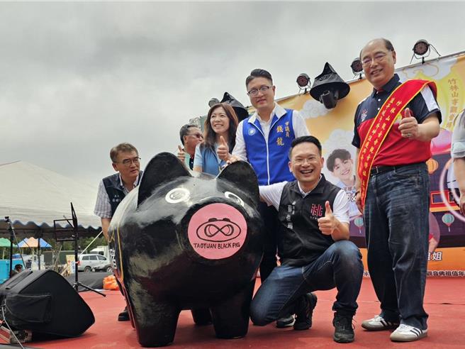 桃园市农业局积极推广桃园特色黑毛猪，不仅成为全市学生的营养午餐佳肴，更首次结合竹林山「观音妈过头」巡迴轮值传统宗教庆典「慈航芦竹文艺季」，推出「黑桃猪─竹林山珍馔黑猪宴」。(市府提供／蔡依珍桃园传真)