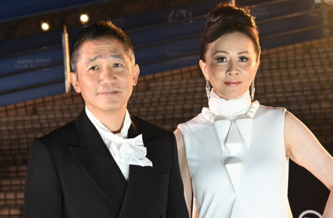 梁朝偉、劉嘉玲夫婦現身香港電影金像獎。（圖／香港明報提供）