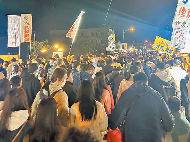 五结夜市在4月22日开幕，但仅营业1天后熄灯，不少民眾直呼可惜，业者将另寻空间再出发，图为管委会在其他地方举办夜市的盛况。 （兰阳观光流动夜市管委会提供／李忠一宜兰传真）