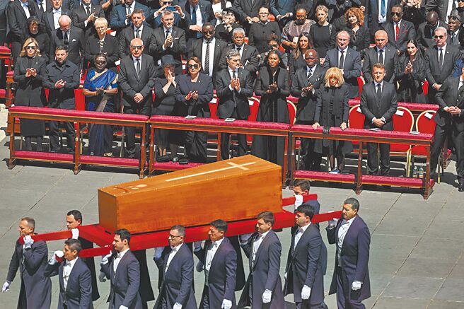 教宗方济各丧礼于26日举行，其棺木经过乌克兰总统泽伦斯基伉俪及法国总统马克宏伉俪等政要。（路透）