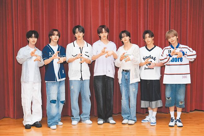 n.SSign首度来台，熙援（左起）、KAZUTA、汉俊、毅家、墭允、Robin、度贺26日开心受访。（AM STUDIO提供）