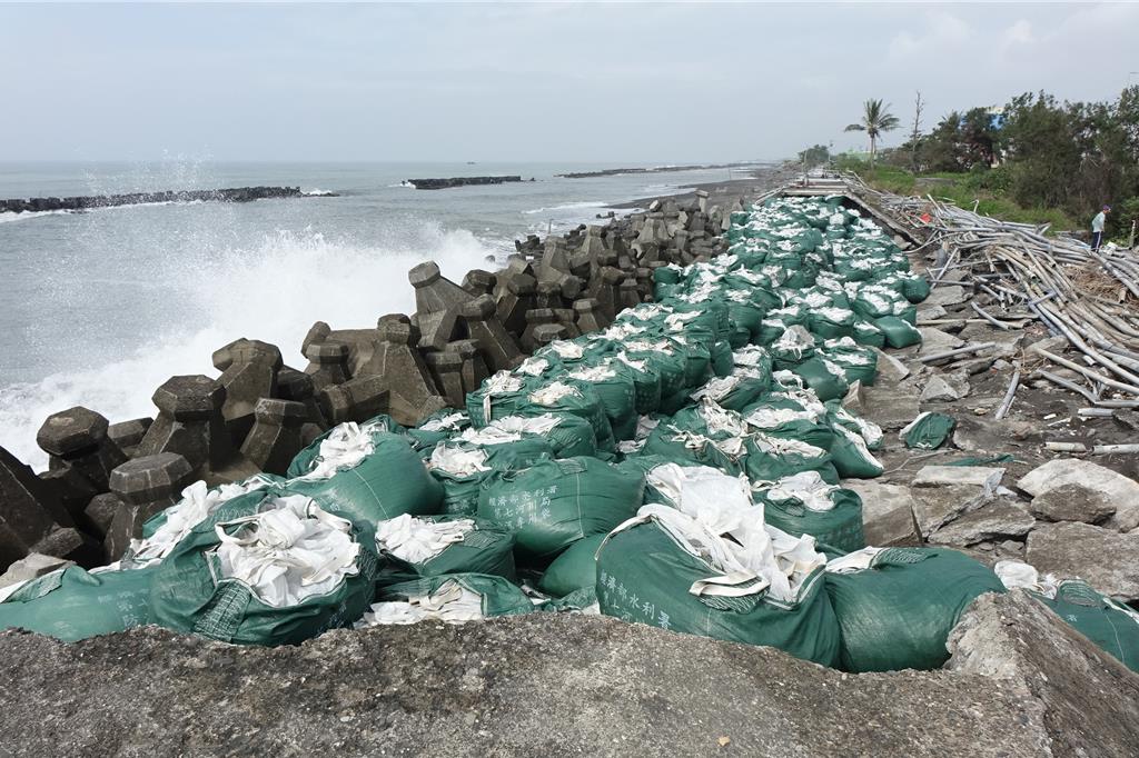 山陀兒颱風造成枋寮下寮海堤潰堤，第七河川分署緊急堆置太空包及消波塊。（本報資料照片／羅琦文屏東傳真）
