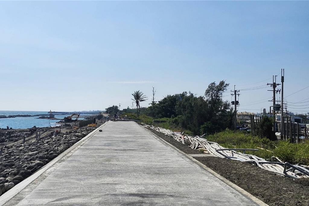 水利署第七河川分署趕在汛期前完成下寮海堤修復工程，今日申報竣工。（第七河川分署提供／羅琦文屏東傳真）