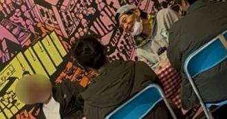 《角頭》喜翔打扮低調開心聚會 聊嗨突狂捶身旁友人