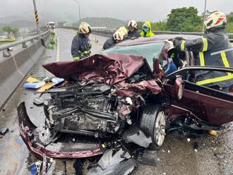 国3安坑北上匝道追撞车祸 男驾驶大腿骨折意识不清