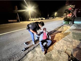 失智翁半夜冒冷汗躺路邊 巡警及時伸援手救回一命