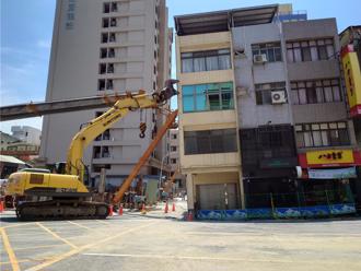 建案施工挖倒7透天 住户痛批：建商跳票2年喊「没钱」