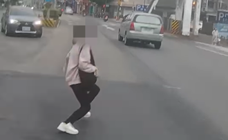 急進校園！輔大女「闖紅燈遭撞」雙腿骨折 騎士第一視角曝