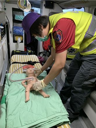 今天才要產檢 女嬰迫不及待在救護車上誕生