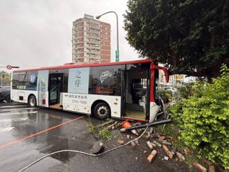 中鹿客運打滑失控撞圍牆　公車橫停路中引路人驚呼