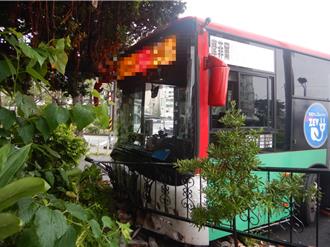 台中客運雨天打滑撞圍牆 3乘客嚇壞！幸無人傷亡