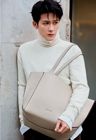 檀健次、隋棠背春夏新款MK小折包 新色宝宝蓝超吸睛