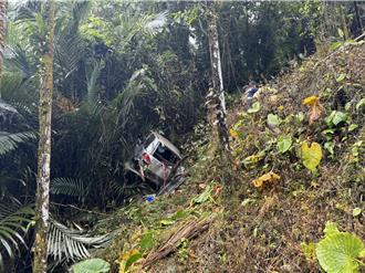 嘉义8旬老翁开山路 疑过弯失控衝下15米深山谷
