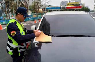 併排接人遭罚！他怒杠警方惨打脸 但「这理由」撤销记点