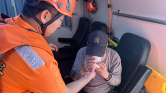 澎湖7旬翁夜釣失聯24小時 海巡雷達37浬外救回脫水老漁民