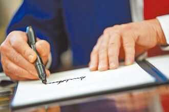 簽署210項行政命令 掀法治危機