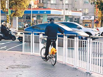 像被關柵欄 行人護欄挨轟醜