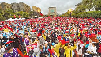 藍白戰獨裁走向群眾