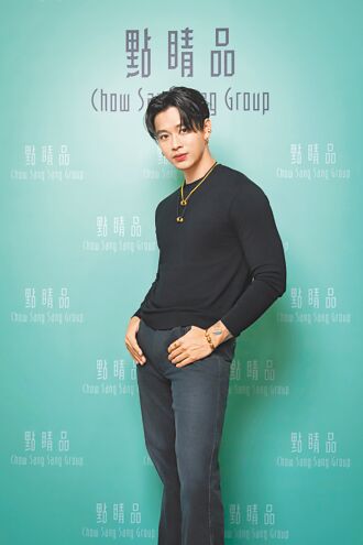 高尔宣庆佳节 珠宝献爱妻