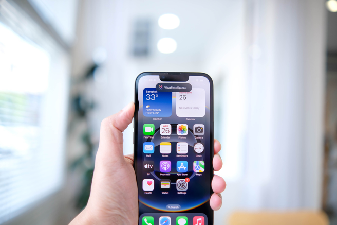 多數人認為iPhone背景未使用的App手動滑上關閉，可以省電。（示意圖，shutterstock／達志）