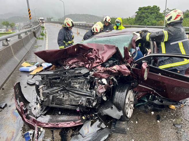 国3安坑北上匝道追撞车祸，男驾驶大腿骨折意识不清。（翻摄画面）