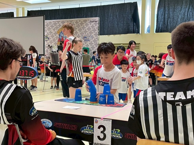 10岁以下组别Taiwan Rabbit 小小英雄三战日韩，徒手接力赛勇夺金牌。(中华竞技迭杯协会提供)