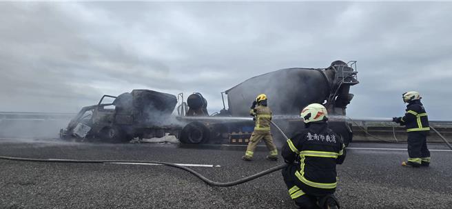 台61線公路七股段28日上午發生攪拌車追撞工程車及小貨車後，攪拌車與小貨車起火，造成1死1命危、1傷。（民眾提供／郭良傑台南傳真）