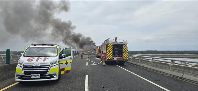台61線公路發生攪拌車追撞工程車及小貨車後起火，造成1死1命危、1傷，消防局派人車前往救援。（民眾提供／郭良傑台南傳真）