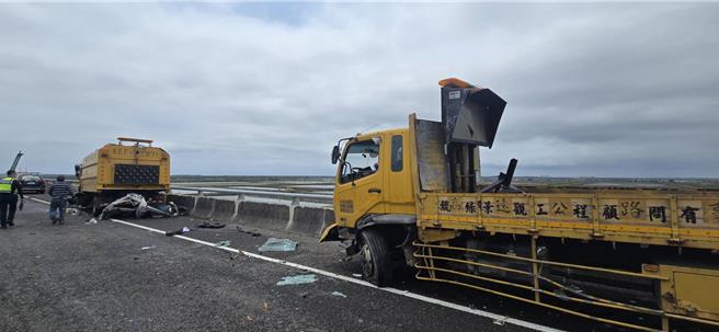 台61線公路七股段28日上午發生攪拌車追撞工程車及小貨車後起火，造成1死1命危、1傷。（民眾提供／郭良傑台南傳真）