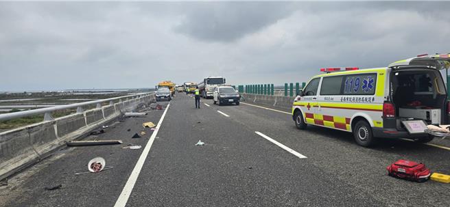 台61線公路七股段28日上午發生攪拌車追撞工程車及小貨車後起火，造成1死1命危、1傷，事發原因調查中。（民眾提供／郭良傑台南傳真）