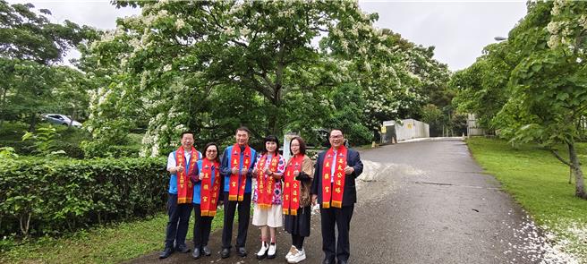 苗栗县着名赏桐景点姜太公中部道场客家大院，近日迎来桐花盛开，苗栗县长锺东锦28日赴客家大院推广桐花季。（谢明俊摄）