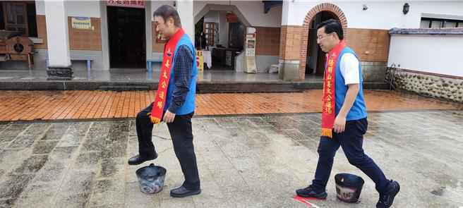 苗栗县着名赏桐景点姜太公中部道场客家大院，近日迎来桐花盛开，苗栗县长锺东锦28日赴客家大院推广桐花季，入境随俗地跨七星灯祛崇。（谢明俊摄）