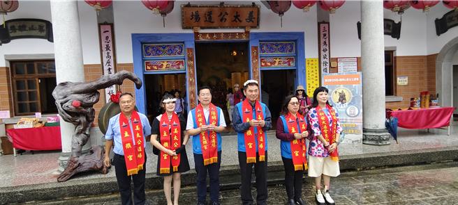 苗栗县着名赏桐景点姜太公中部道场客家大院，近日迎来桐花盛开，苗栗县长锺东锦28日赴客家大院推广桐花季。（谢明俊摄）