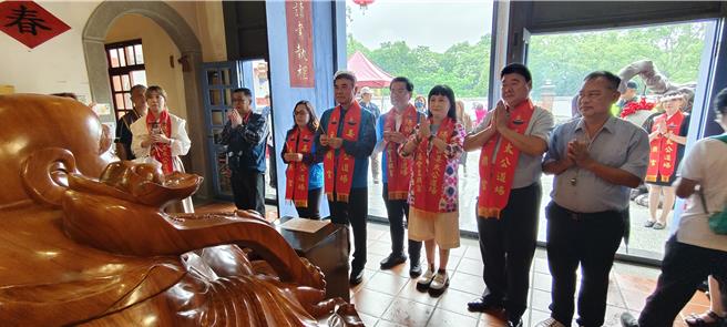 苗栗县着名赏桐景点姜太公中部道场客家大院，近日迎来桐花盛开，苗栗县长锺东锦28日赴客家大院推广桐花季。（谢明俊摄）