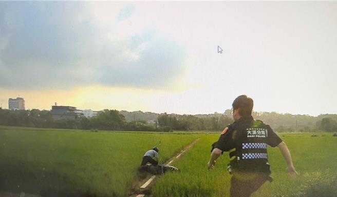 桃園市三元派出所27日17時許於大溪區員東路一帶執行巡邏勤務時，員警成功查緝一名遭通緝在案之男子。（大溪警分局提供）