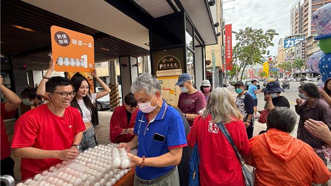 壹起飛集團旗下「享牛．鍋物」以公益結合母親節活動。（柯宗緯攝）