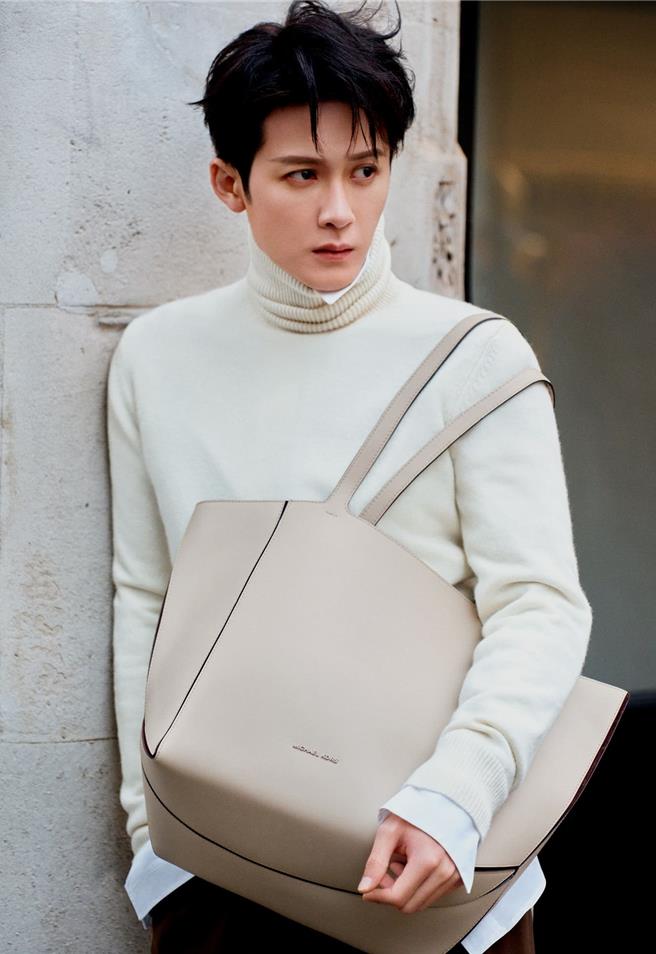 MICHAEL KORS亞太區代言人檀健次選用Jordi淺沙色托特包，展現都會出遊風。（MICHAEL KORS提供／徐梓榕台北傳真）