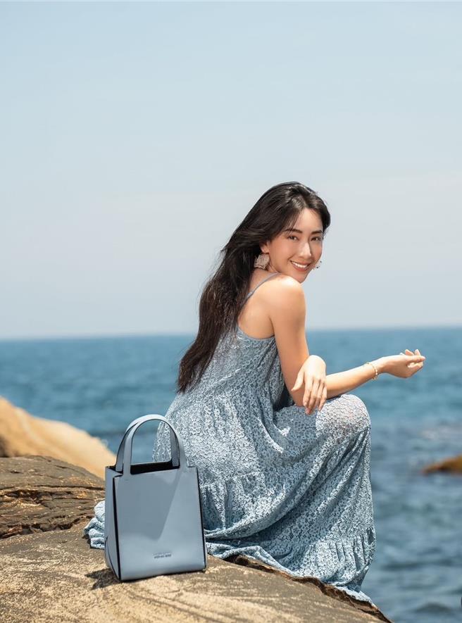  隋棠身穿MICHAEL KORS春夏新裝，搭配Jordi寶寶藍中型提包。（MICHAEL KORS提供／徐梓榕台北傳真）
