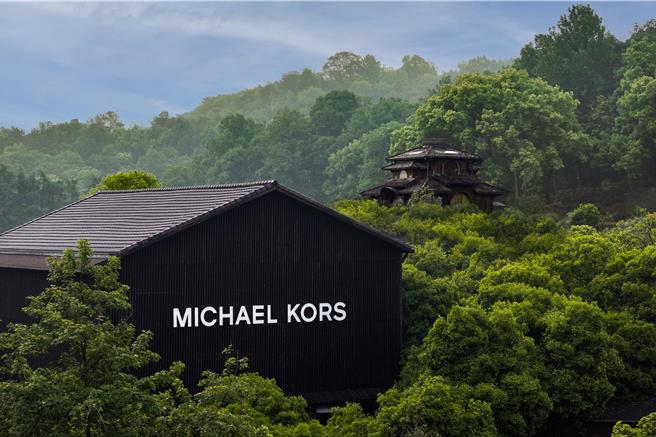  MICHAEL KORS特別選在杭州西湖的龍井山腳下斥資開設Jordi小折包限時茶館。（MICHAEL KORS提供／徐梓榕台北傳真）