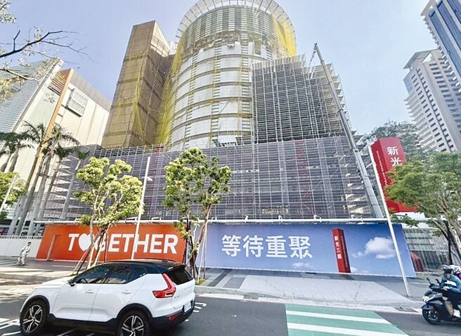 台中新光三越第三阶段整修计画已获准，全面启动外墙及内部修復作业，力拚10楼以下第三季復业。图／中市府提供