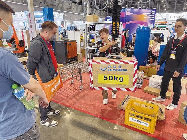 天成包装实机操作各式省力工具，参观民眾询问度高。图／郭文正