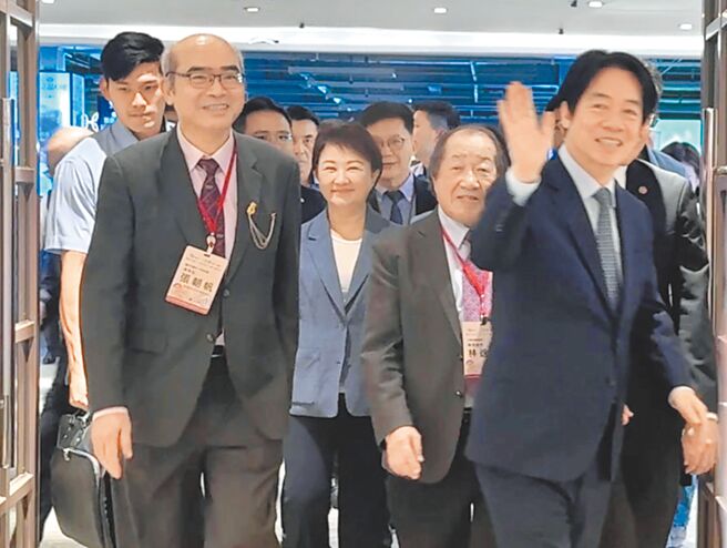 赖清德总统（右一）和台中市长卢秀燕（右三）27日出席台中一中校庆活动，两人简单打招呼后，一前一后前往会场。（潘虹恩摄）