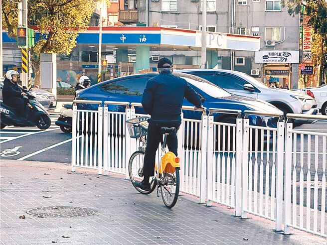 台北市政府在交通热点设置行人护栏，但样式遭市民批评丑陋、压迫感重。（台北市议员王欣仪研究室提供／邱芊台北传真）