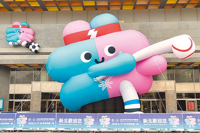 为迎接2025双北世界壮年运动会，新北市体育局在板桥体育场打造「壮宝乐园」，3只高达10公尺、6公尺、3公尺的巨型壮宝气球正式亮相。（新北市体育局提供／张铠乙新北传真）