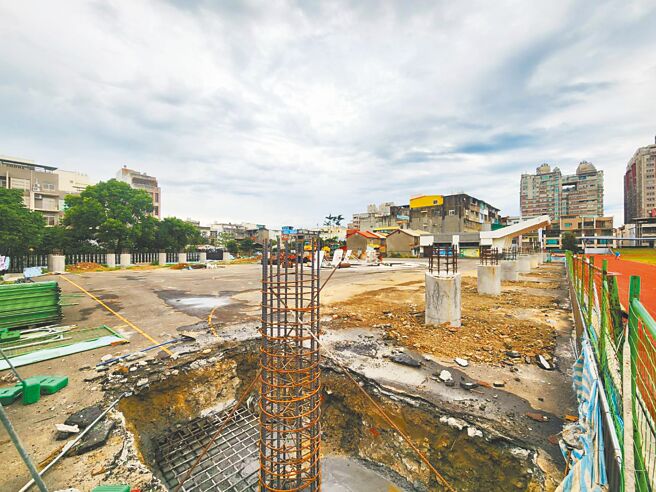 苗栗县11所国中、小学为了建置光电球场，分别发包由铜锣乡普登公司承包，不料普登公司得标后爆发财务问题，导致只有部分学校进场施作，其余多所学校工程延宕，11所学校分别完成解约。（谢明俊摄）