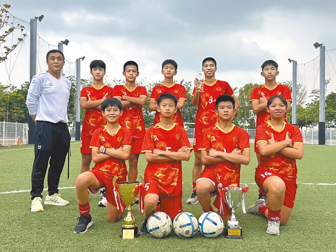 屏東縣中正國中足球隊雖是社團性質，但實力不輸體育班足球隊，今年在中等學校足球聯賽（5人制）拿下國男組亞軍。（謝佳潾攝）